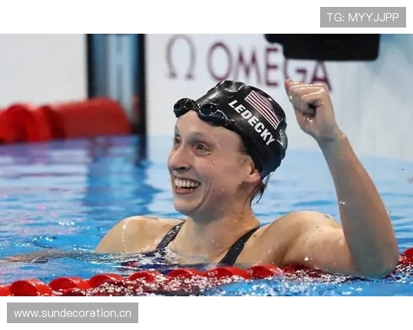 凯蒂·莱德基泳池边买起了那种天价水杯？我这钱包咋还不翻白眼？