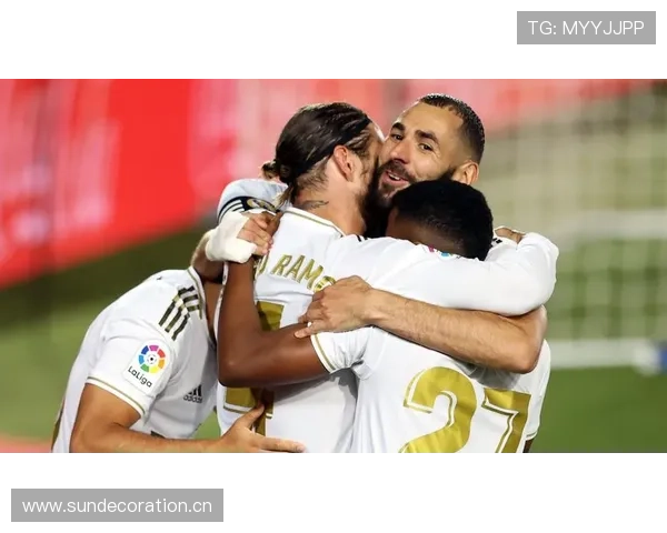 拉莫斯居然下场就换睡衣了，这球场边的反差谁看得懂？